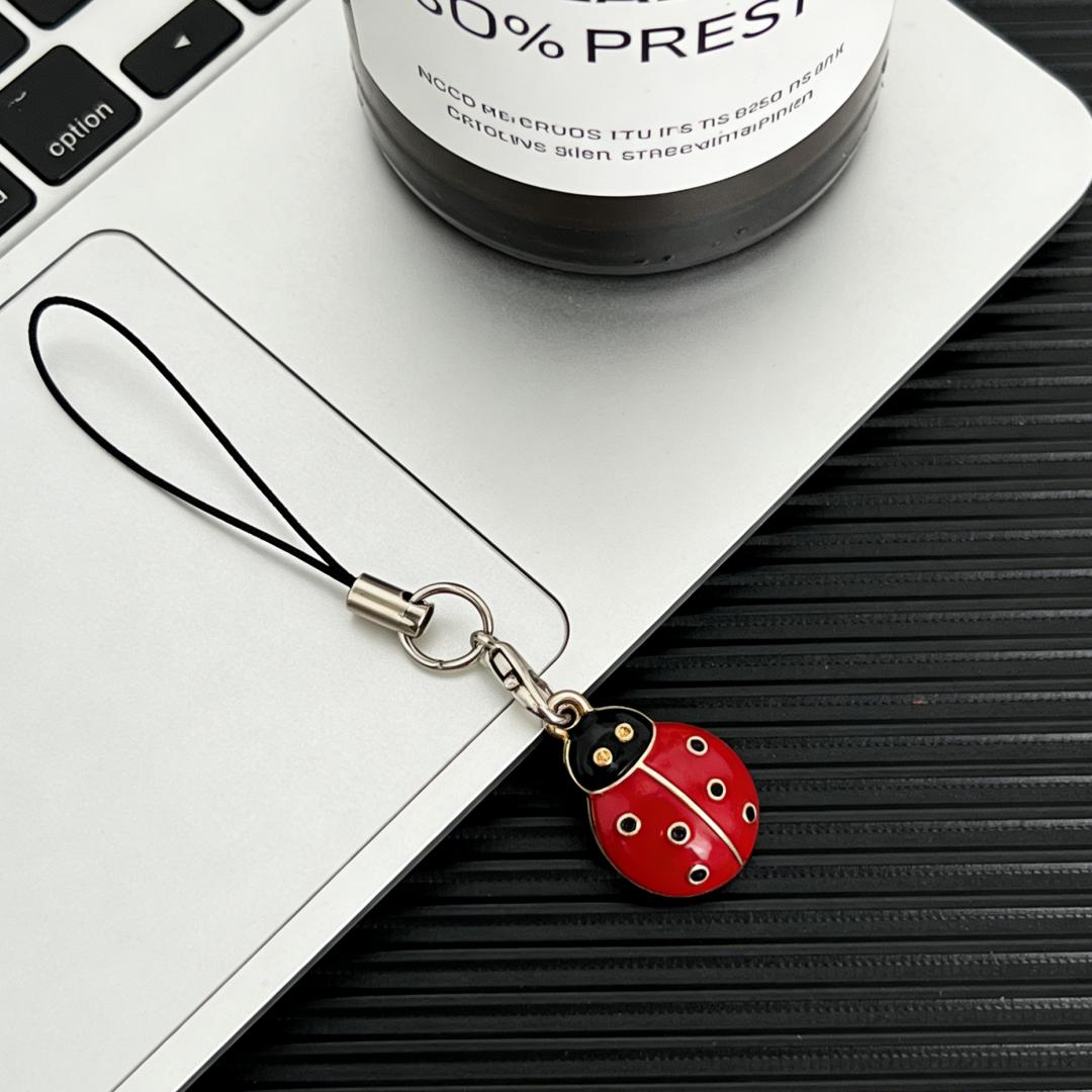 Ladybug Phone Lanyard with Red Background and White Dots, a Three-Dimensional Ladybug Design with Bright Red Background and Black Dot Decoration 1pc