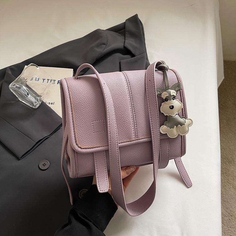 

2026 Latest Trends Flap Messenger Bags For Women Soft Vegan Leather Pure Color Big Capacity Shoulder Cross Body Bag With Pendant фіолетовий