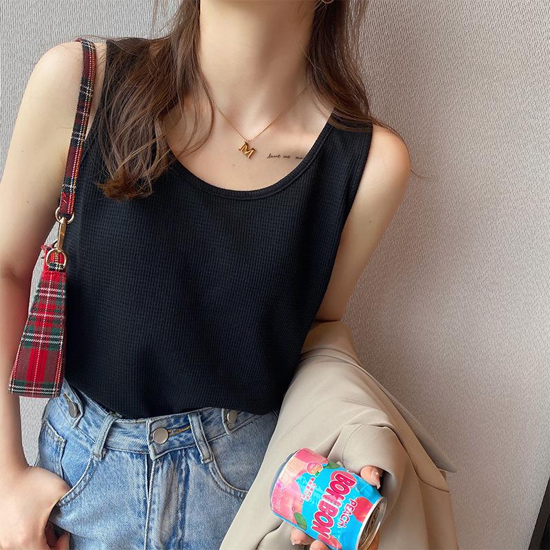 

Весна, осень и зима Белая женская майка-камисоль прикрывает грудь по бокам и делает фигуру стройнее, надевая вафельный топ XL