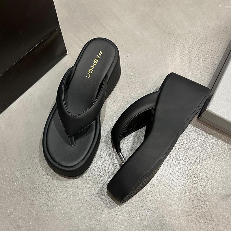 

thick-soled niche French flip-flops shoes for women s 2025 new summer wear solid-colored beach cool slippers 35