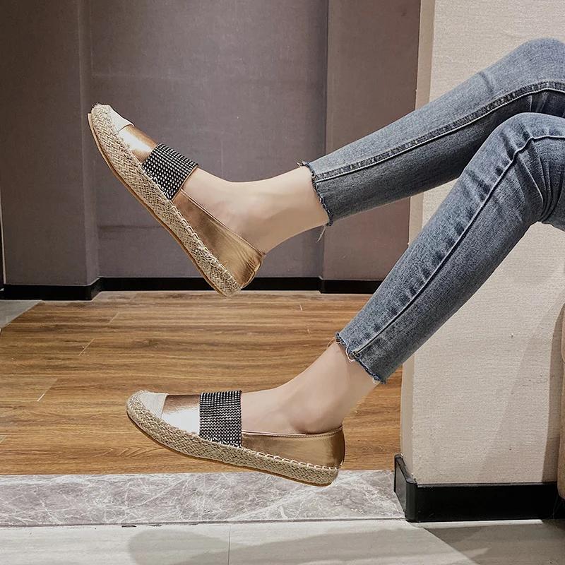 

Мода 2024 Весенняя мода Новые женские вулканизированные туфли Повседневные плоские кроссовки Сексуальные кристальные стразы Слипоны женские туфли Большие размеры 40 золотой