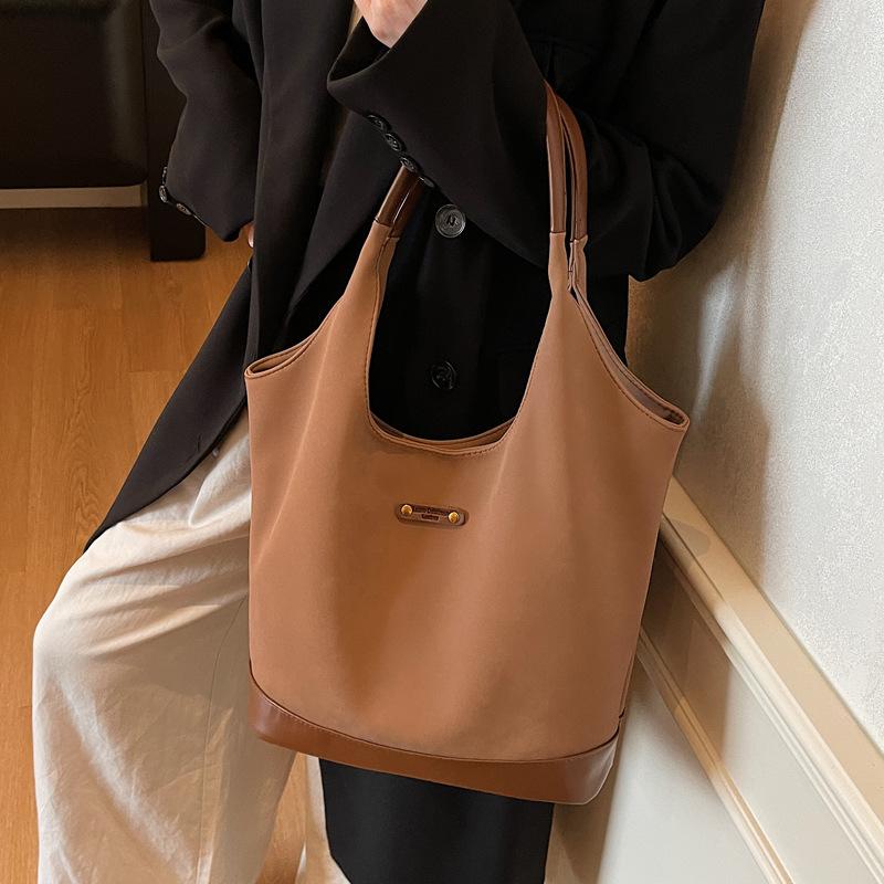 Retro Large Capacity Tote Bag Women's 2025 Autumn and Winter New Commuter Underarm Bag Fashionable Casual Personality Shoulder Bag