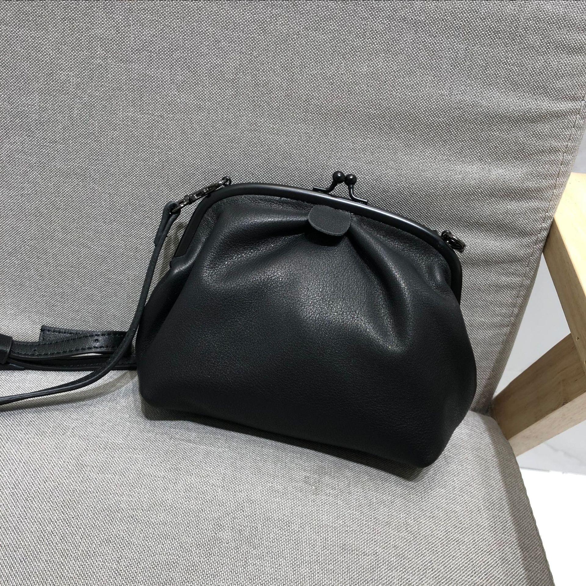 

Handcrafted Top-Grain Leather Women s Shoulder Bag | Shell Purse Crossbody Sling | Vintage Retro Pocket for Autumn Winter 2026 чёрный