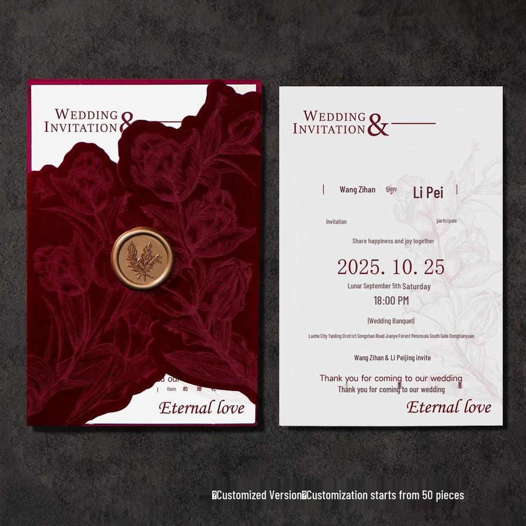 Hochzeitseinladung aus bordeauxrotem Samt mit Wachssiegel – Luxuriös und französisch inspiriert