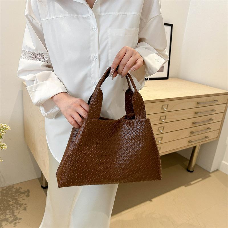 New Fashionable Personalized Messenger Bag Large-capacity Bag Women's Summer Beautiful Retro Texture Portable Bucket Bag