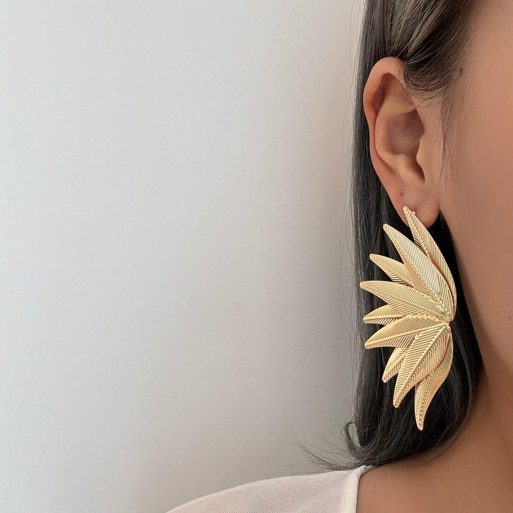 European & American Stylish Irregular Flower Stud Earrings for Women's Elegant Personality