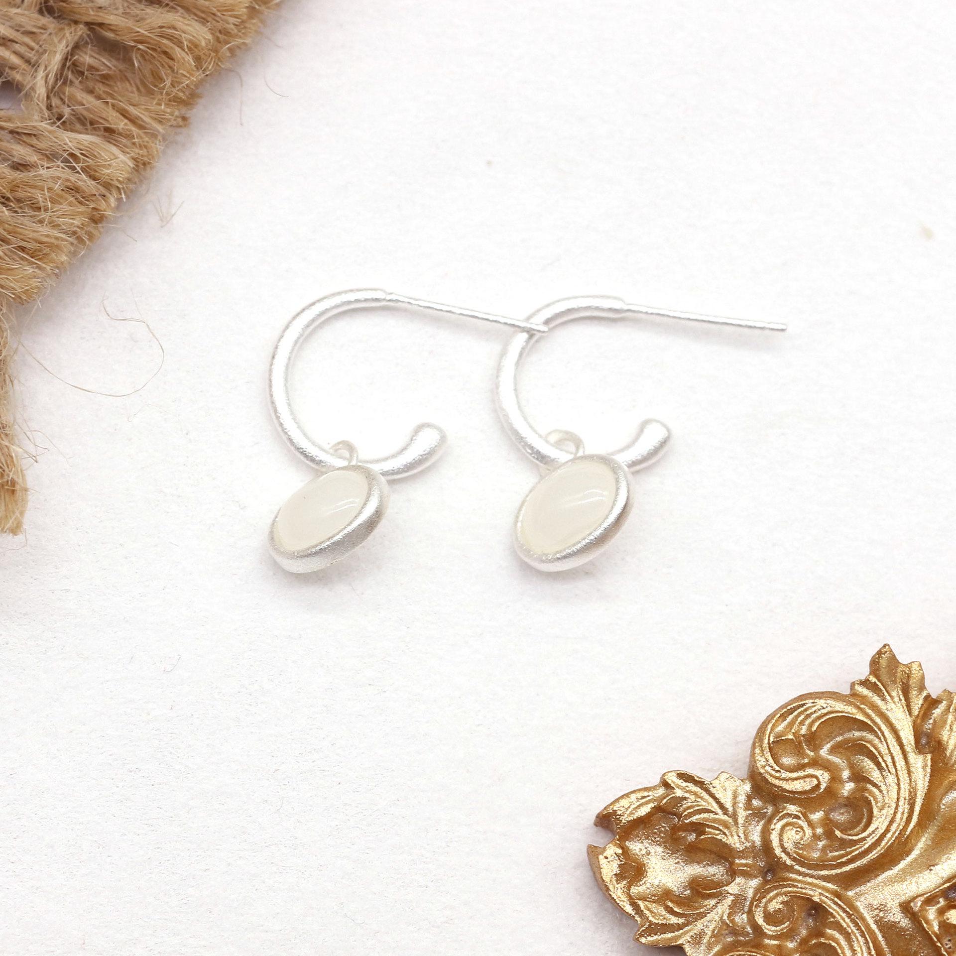 

Elegant Oval Agate C-shaped Earrings – Versatile, Delicate, High-end Design