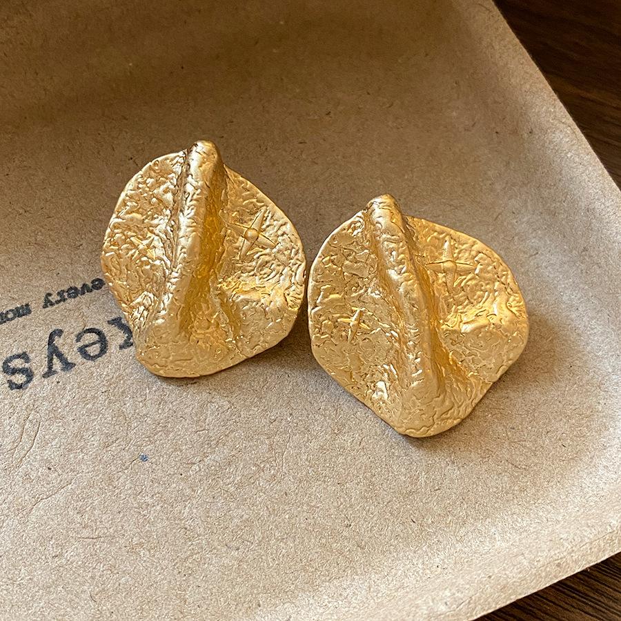 

Silver needle irregular geometric pleated texture stud earrings European and American personality temperament earrings light luxury high-end earrings