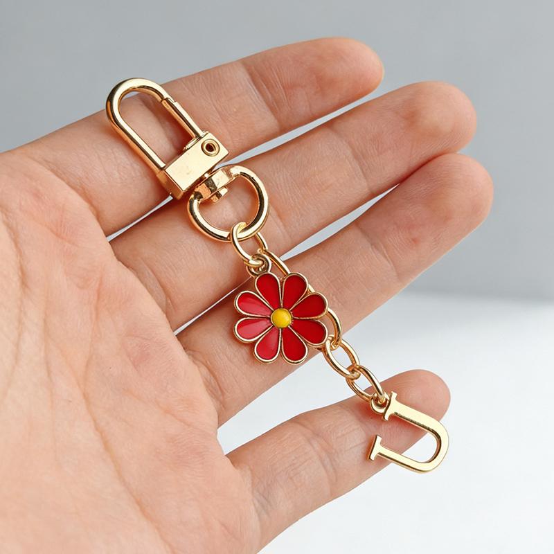 Metal Red Daisy Alphabet Keychain  A-Z 26 Letters Keyring Charms Bag Pendant Jewelry Gift Accessories