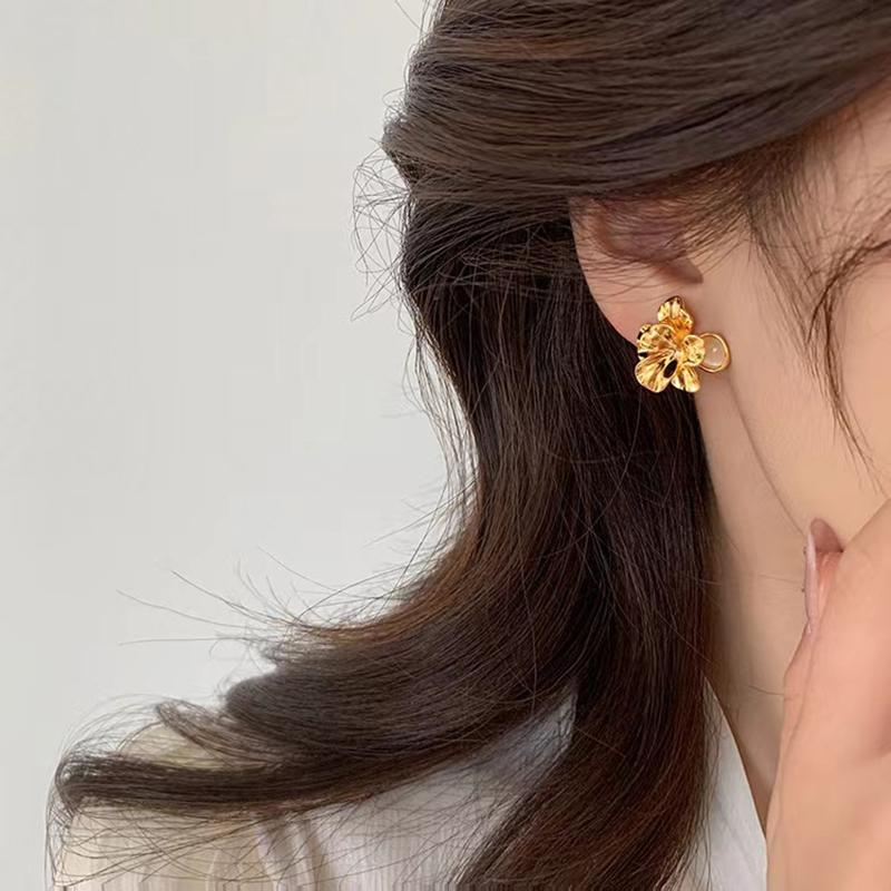 Women's Luxury Niche Design Golden Petal Earrings French Retro Metal Opal Flower Stud Earrings for Women Elegent Jewelry Gifts