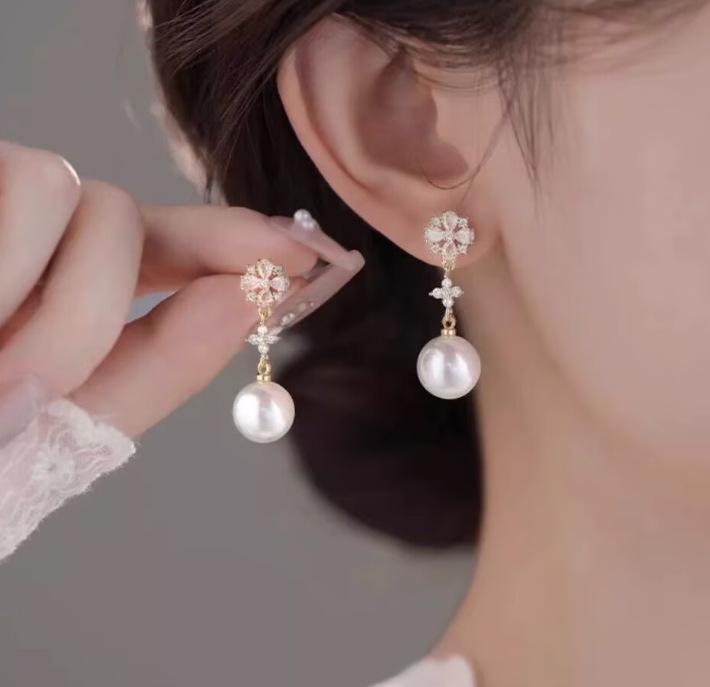 Koreanische Dongdaemun Geometrische Hängeohrringe mit Perlen - Trendige Accessoires für Frauen.