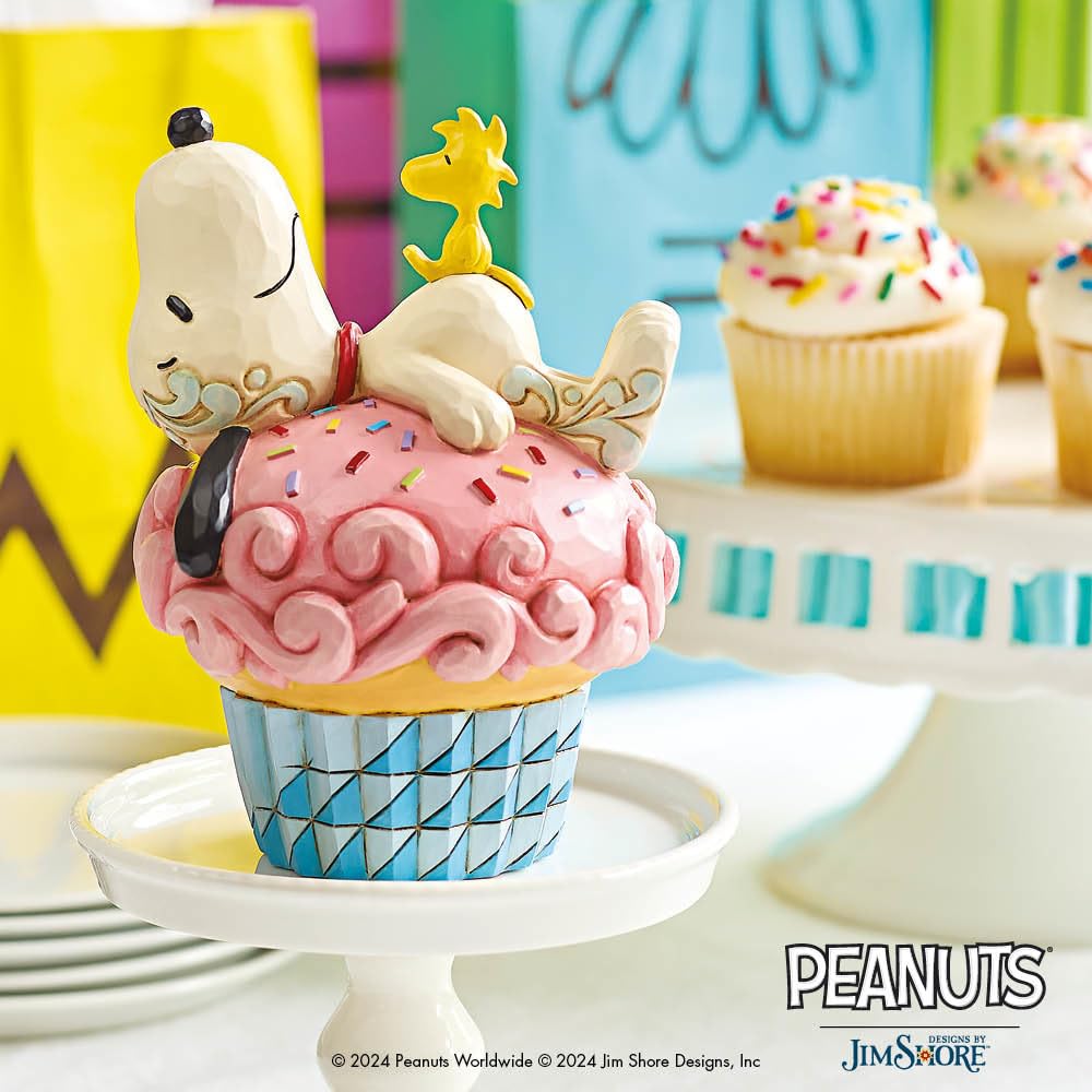 Enesco JIM SHORE Snoopy ležící na cupcaku 6016266
