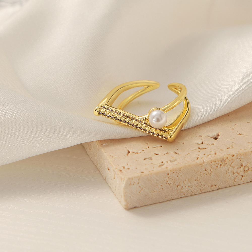 European & American Luxury Women's Ring with Zircon, Pearl, and Gold-Plated Copper Design.