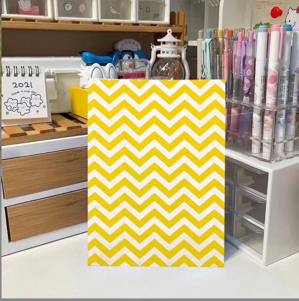 Colorful Plaid Kraft Paper Bag for Gifts and Storage