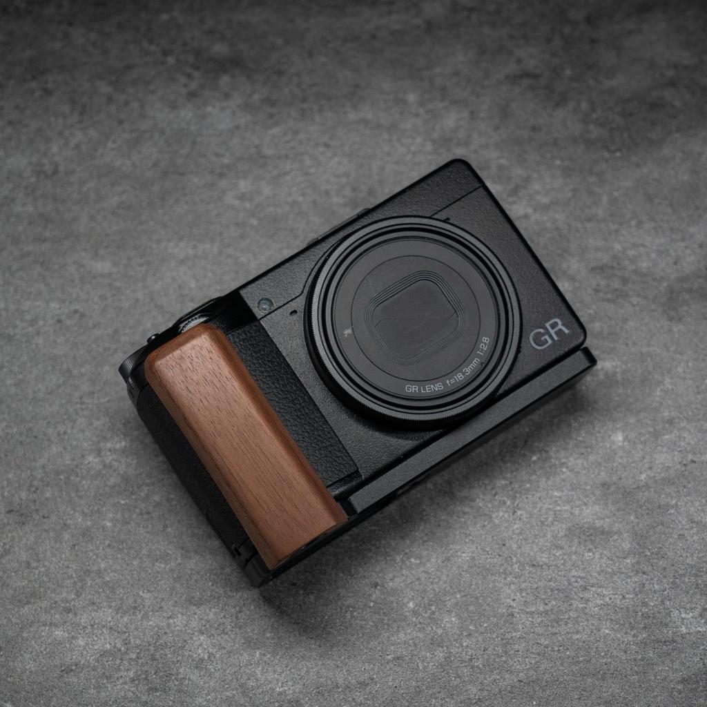 SIUTATDSH Kameragriff für Ricoh GR III/GR3 Kameras, L-förmige Schnellwechselplatte, Massivholzgriff, Stativmontage (Kreidetafel aus Walnussholz)