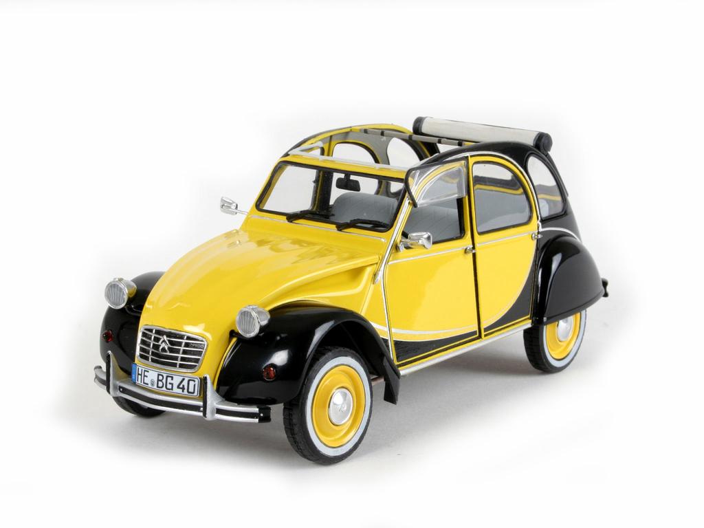 German Revell 1/24 Citroën 2CV Plastic Model 80-7095