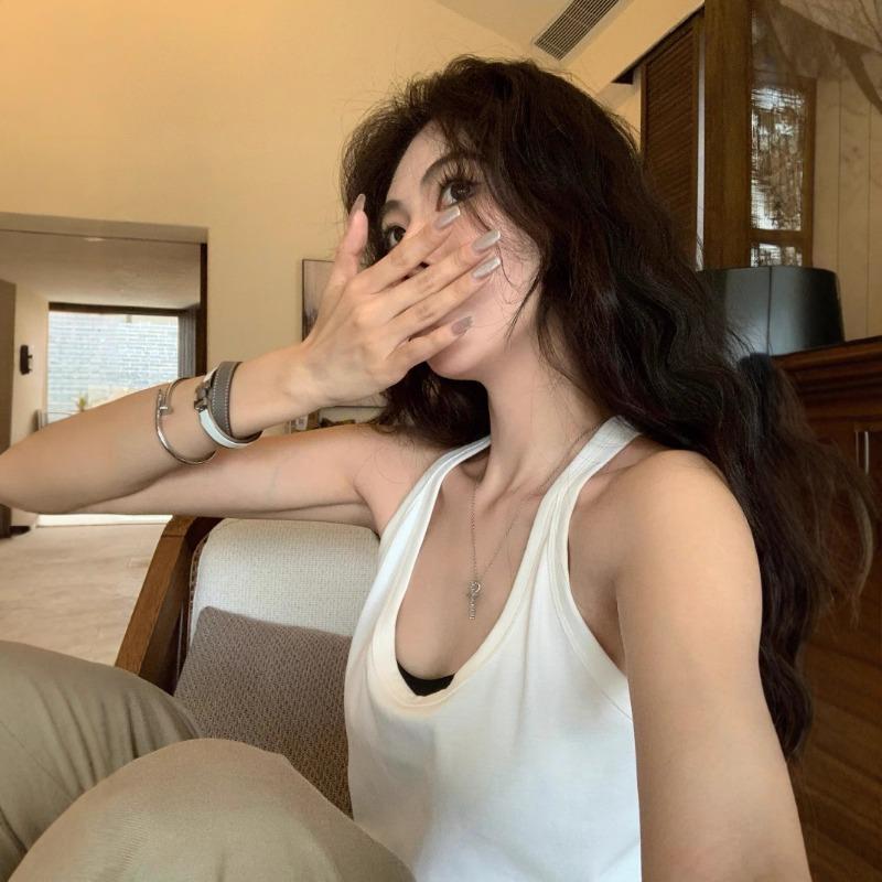 Ein lockeres, leicht zu tragendes Sommer-Basic, ein vielseitiges ärmelloses Oberteil mit dem Gefühl eines Neckholder-Tops.