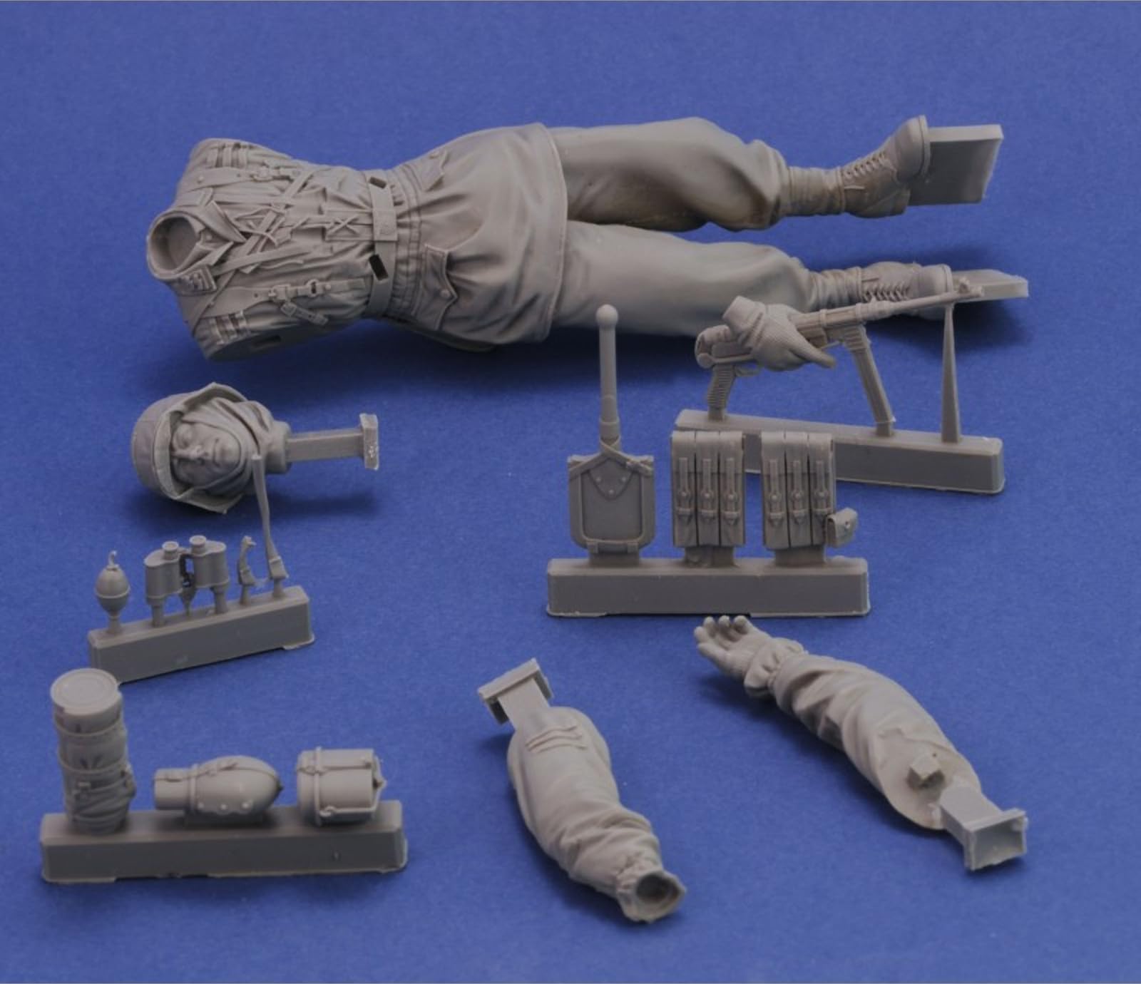 

Royal Model 1/16 WWII German Waffen-SS Non-Commissioned Officer with MP40, Unpainted Resin Kit, RM1000