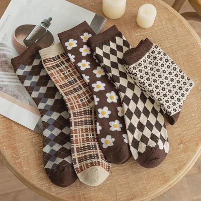 Chaussettes Mi-Tubes Rétro à Motif Diamants pour Femmes - Série Marron Automne & Hiver, Style Japonais Tendance, Mélange de Coton, Design Floral.
