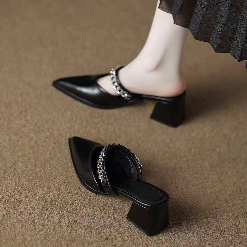 Mode Sommer Neu Baotou Sandalen Spitzschuh Flacher Ausschnitt Metallkette Ein Riemen zum Hineinschlüpfen Rutschfest Außenbereich Quadratischer Absatz Hohe Absätze