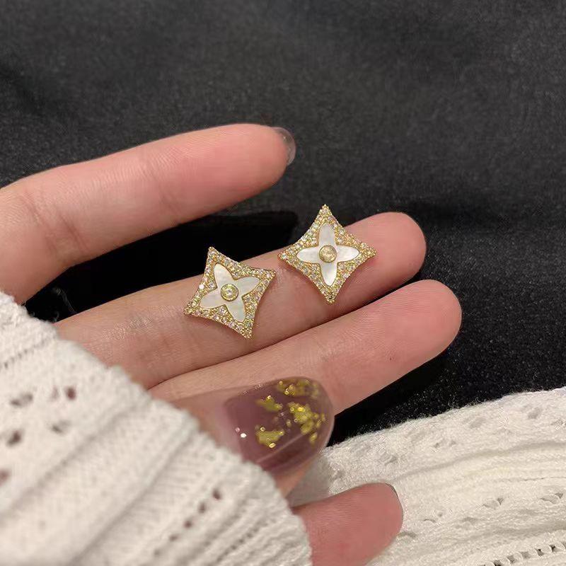 

Classic Style South Korea 925 Silver Needle Geometric Diamond Shell Stud Earrings Hot Selling Temperament Earrings Classy Earrings New Arrival Geometric diamond shell stud earrings