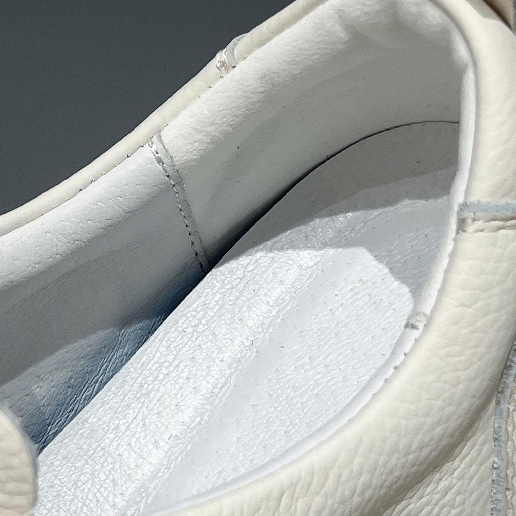 Men's Soft Sole White Leather Board Shoes – Lightweight, Breathable, Luxurious Simplicity