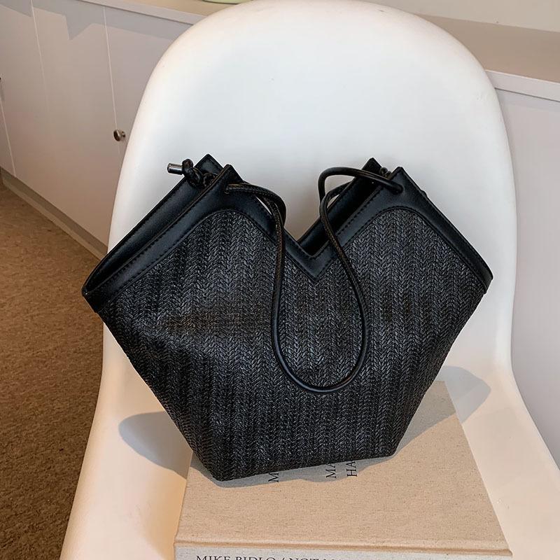 

Spring and summer niche straw woven bag women s new handbag tote bucket bag versatile shoulder armpit bag чорний