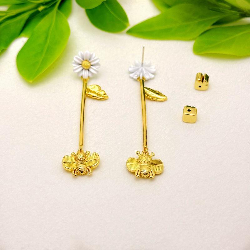 Car Sunglasses Exquisite Bag Small Bee Small Daisy 95 Silver Needle Earrings Necklace Bracelet Set