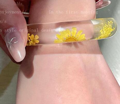 

Cool Summer Fashion Cute Sweet Design Sense Fresh Dopamine Dried Flower Resin Bangle Bracelet Leisure Travel Acrylic Bracelet