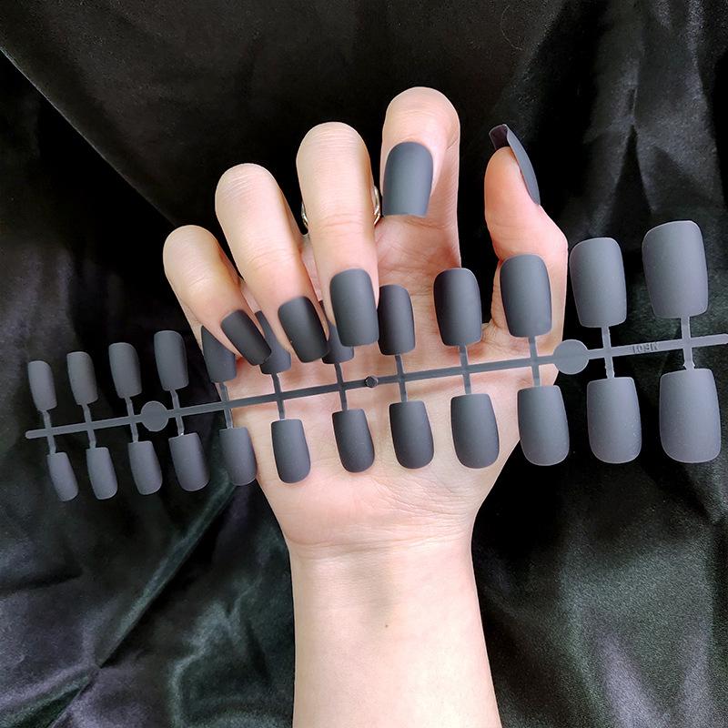 24 pezzi / set fai da te unghie rapide testa piatta lunga satinata opaca unghie finte strisce multicolori manicure con usura finita