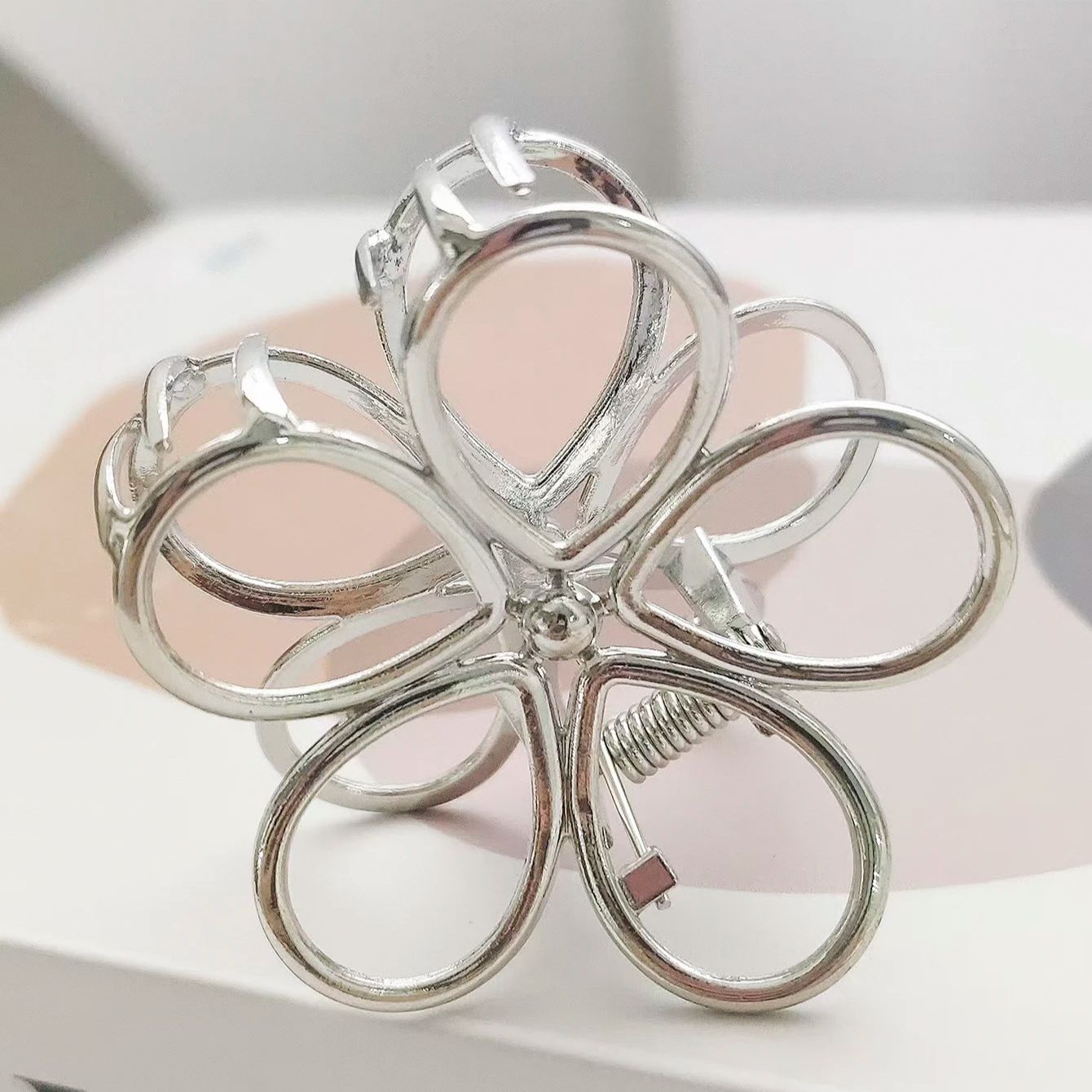 

1 шт. Модное серебристое полое цветочное украшение для волос для женщин, подходит для повседневной укладки волос с зажимами