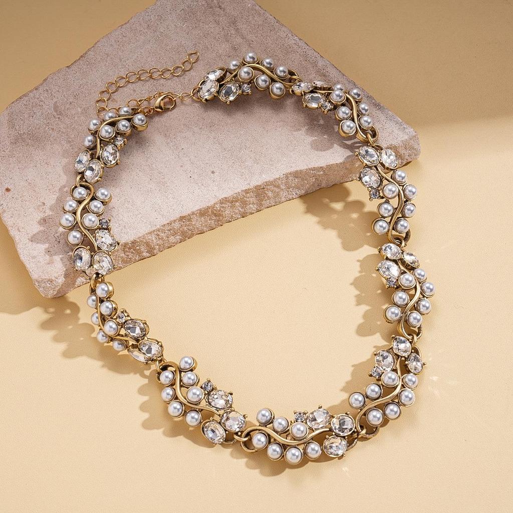 Geometric Round Flower Pearl Clavicle Necklace: Retro European & American Design