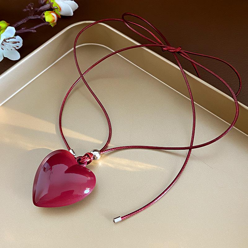 Retro Hong Kong Style Heart Necklace: Fashionable and Versatile Leather Rope Sweater Chain for Women