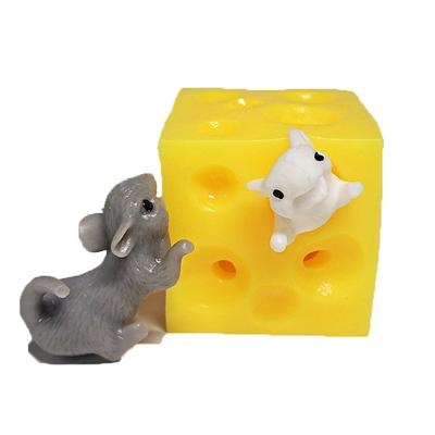 Neuartiges, lustiges Quetschspielzeug mit Maus und Käse. Dehnbare, dehnbare Maus, versteckt im Käselochblock, Dekompressionsspielzeug aus Latex
