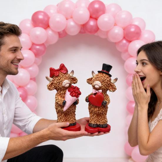 2 Pcs Valentine's Day Highland Cow Figurine Cute Love Scottish Cow Statue with Roses And Heart Romantic Farmhouse Tabletop Decoration for Wedding
