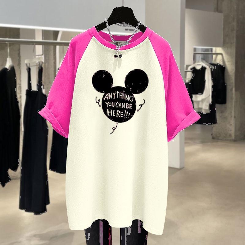 Nova Camiseta de Verão com Letras Europeias, Versão Grande, Solta, com Recortes e Cores Contrastantes, Manga Raglan Curta para Mulheres