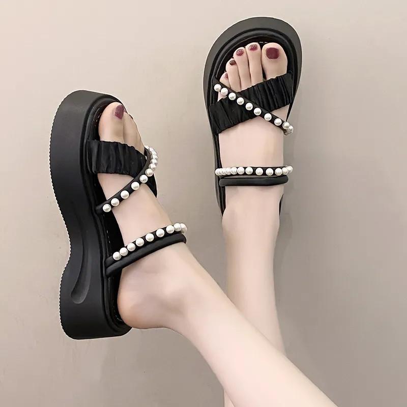 Modische vielseitige Zwei-Trage-Sandalen Feenstil neue Sommerbekleidung Perle Muffin-Plateau Römische Strandschuhe