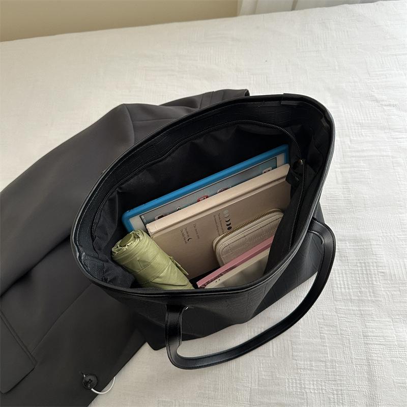 Large Capacity Simple 2025 Retro Autumn New Design Beautiful Foreign Style Commuting Single Shoulder Underarm Tote Bag Women