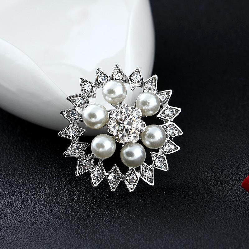 

Crystal Pearl 3D Wreath Brooch Corsage Women s Accessory Exquisite Hypoallergenic Luxury Enamel Long-lasting Color Gift