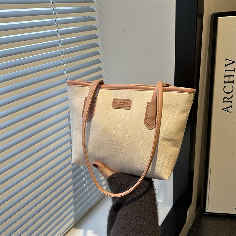 2025 Autumn and Winter New Trendy Niche Design Simple Contrasting Colors Large-capacity Tote Bag Women's Retro Portable Shoulder Bag