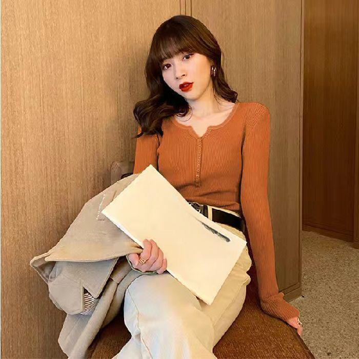 A Long-sleeved, Button-down V-neck Knitted Base Layer with A Stylish, Slimming Top
