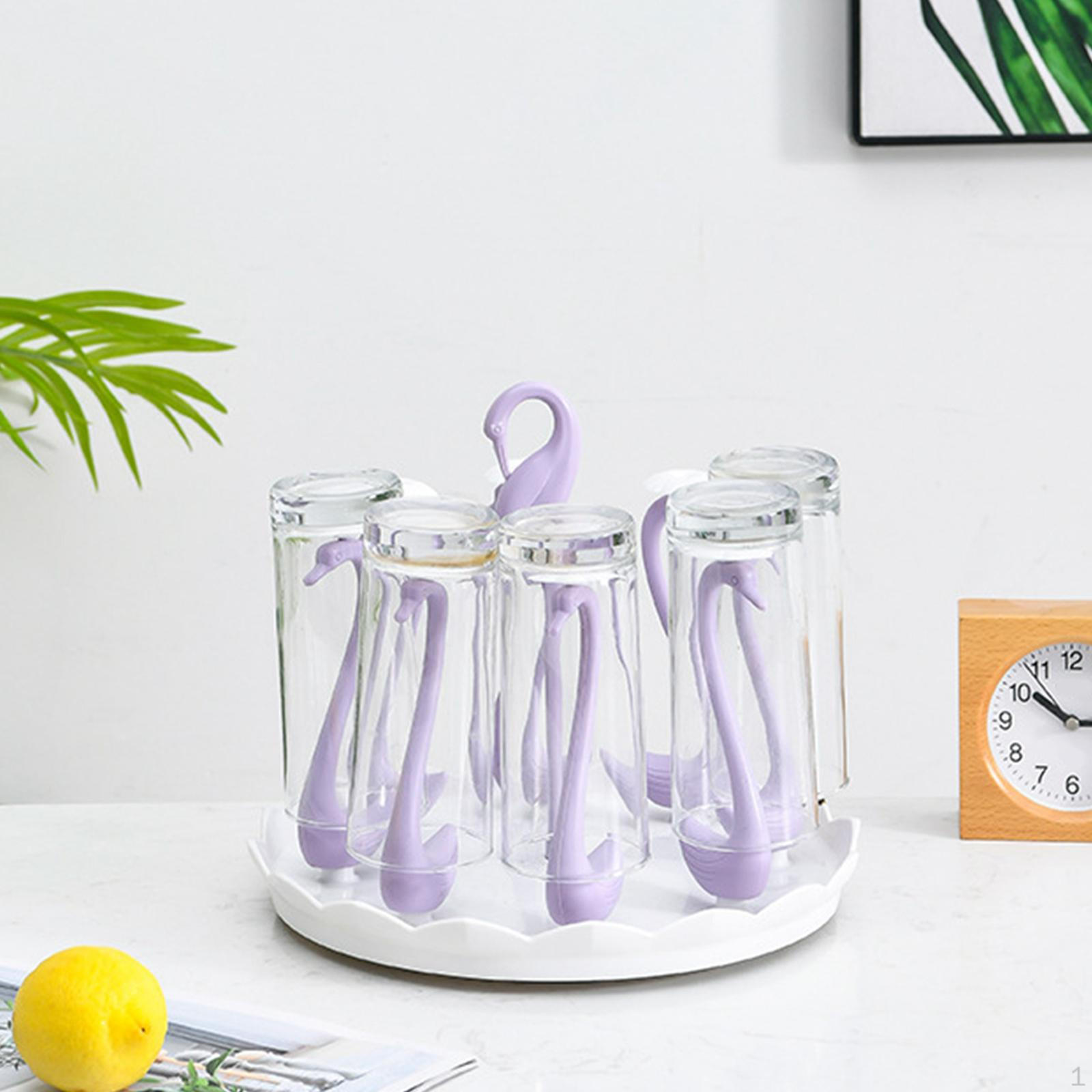 

Сушилка для чашек, 8 чашек, бутылки, стеклянный чай для питья на столешнице дома фиолетовый