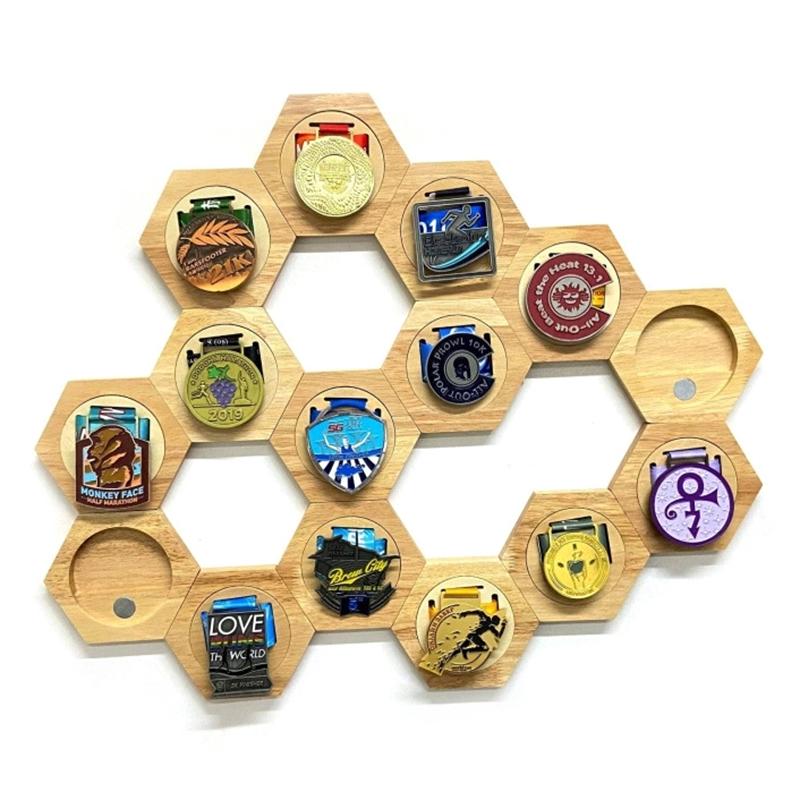 Supporto espositore per medaglie in legno Design esagonale a nido d'ape Scatola porta premi sportivi Decorazione creativa da parete Decorazione per la casa