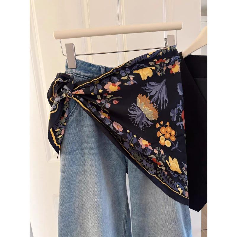 

1PC flower triangular silk scarf female design sense versatile belt fart curtain decorative neck scarf scarf