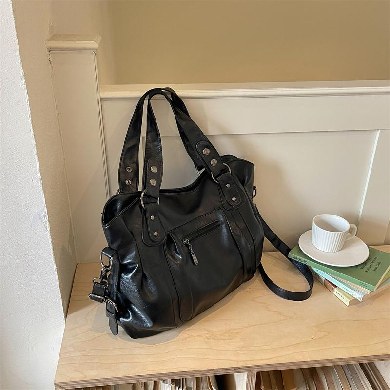 Borsa a Spalla Hobo Morbida in PU Sgualcita con Tracolla Regolabile e Borchie Metalliche Borsa a Mano Casual da Spalla per Donna