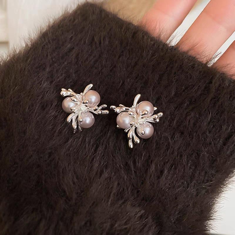 Fashion personality Super flash diamond-set pearl fireworks stud earrings Women's versatile high-end exquisite earrings Trend earrings