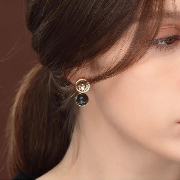 Queen Black Earrings
