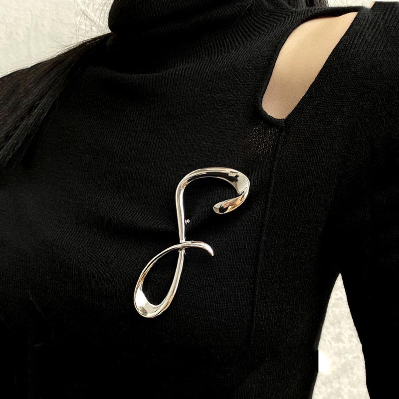 

Стильная металлическая брошь в форме восьмерки: Европейский и американский дизайн высокого класса, модный аксессуар для пальто