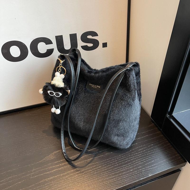 

Женская плюшевая текстурированная сумка-тоут Осень/Зима 2024: Универсальная одноплечевая сумка большой вместимости Without Pendant