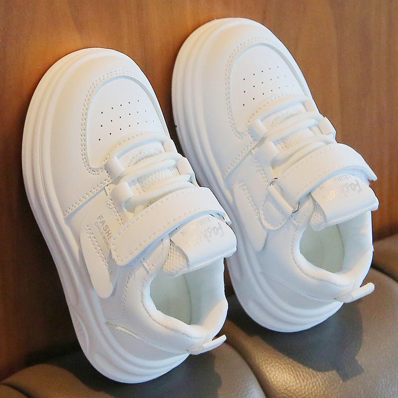 Sapatos Brancos para Crianças2026Novos Tênis Esportivos para Meninos Primavera e Outono, Sapatos Casuais Leves para Meninas, Tênis de Bebê com Solado Macio